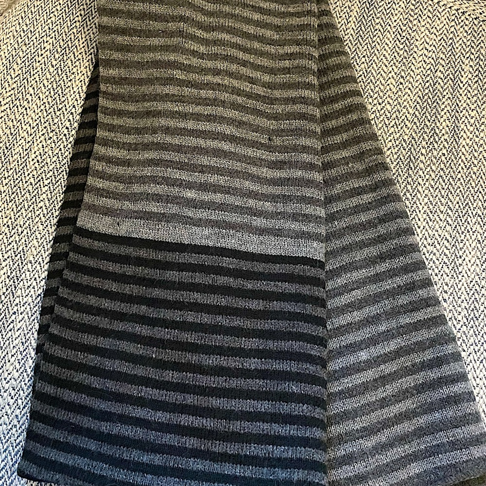 Men’s Gray & Black Striped Scarf